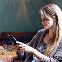 circle 2 women holding a phone