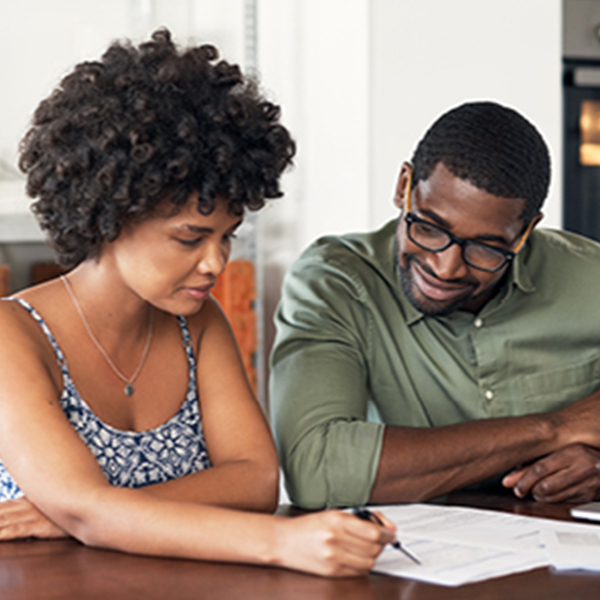 Femme et homme regardant les finances